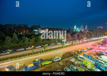 Addis Abeba Bole Medhanealem strada sentiero di luce Foto Stock