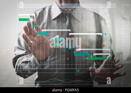 Responsabile di progetto di lavoro e le attività di aggiornamento con le tappe del progresso e pianificazione del diagramma di Gantt di pianificazione schema virtuale.imprenditore di successo aprire la sua han Foto Stock