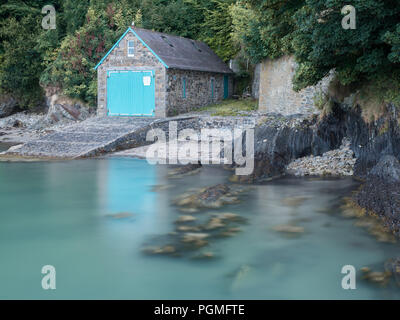 Boat House e la parete del porto, Poppit Sands Pembrokeshire, West Wales Foto Stock