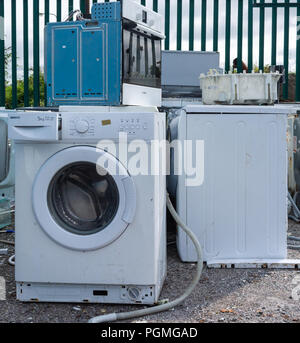 Scartato vecchie macchine di lavaggio che viene riciclato in una discarica municipale o punta del consiglio. Foto Stock