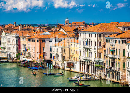 Case e appartamenti colorati lungo il Canal Grande a Venezia Foto Stock