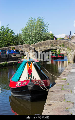 Strette barche ormeggiate sul Leeds e Liverpool Canal a Skipton, nello Yorkshire, Regno Unito Foto Stock
