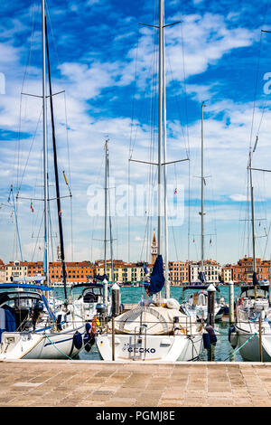 Barche ormeggiate a San Giorgio maggiore Yacht Harbor sull'isola di San Giorgio maggiore, Venezia, Italia Foto Stock