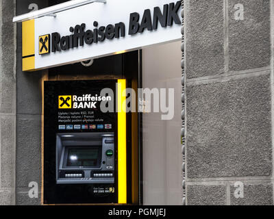 Belgrado, Serbia - agosto 26 , 2018: logo Raiffeisen sulla loro principale banca a Belgrado, con i loro ATm in background. La Raiffeisen è una banca austriaca, mas Foto Stock