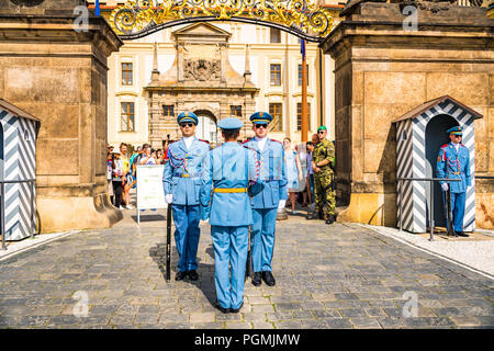 Il castello di Praga cerimonia del cambio della guardia, Repubblica Ceca Foto Stock