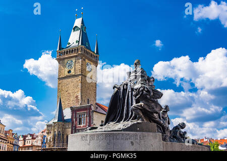 Il Jan Hus Memorial sorge in corrispondenza di una estremità della Piazza della Città Vecchia di Praga nella Repubblica Ceca. Foto Stock