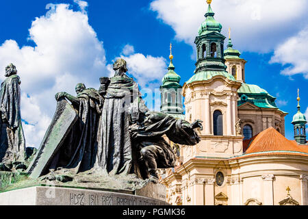 Il Jan Hus Memorial si trova ad una estremità della Piazza della Città Vecchia e la Chiesa di San Nicola è di fronte. Praga, Repubblica Ceca. Foto Stock