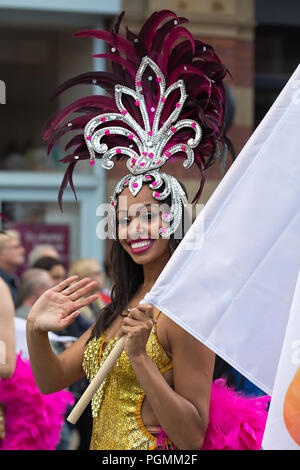 Bella donna nera con copricapo di carnevale prende parte al 2018 Manchester  Pride Parade Foto stock - Alamy