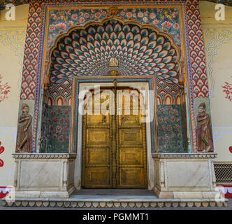 Colorate di gate Pritam Niwas Chowk del palazzo di città a Jaipur, India. Foto Stock