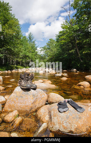 Scarpe da trekking essiccando sulle rocce lungo la forcella del nord est Pemigewasset filiale di fiume nel deserto Pemigewasset di Lincoln, New Hampshire USA duri Foto Stock