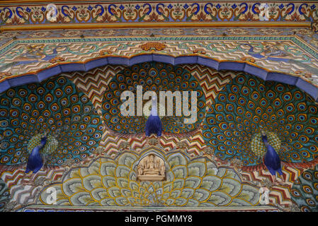 Colorato Peacock Gate di Pritam Niwas Chowk del palazzo di città a Jaipur, India. Foto Stock