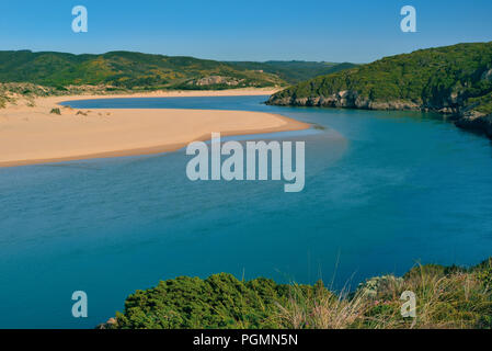 Bel fiume con acqua turchese circondata da banchi di sabbia e verdi colline Foto Stock