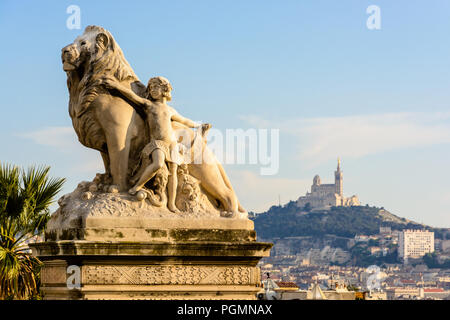 Il gruppo scultoreo 'World è dell' energia sulla spianata di Saint-Charles station a Marsiglia, in Francia, e la Cattedrale di Notre Dame de la Garde basilica sulla collina. Foto Stock