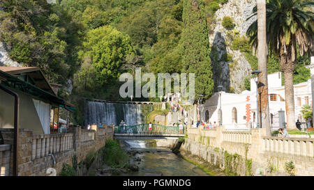 New Athos, Abkhazia-September 17, 2016:attrazione della città: il fiume conduce ad una cascata artificiale Foto Stock