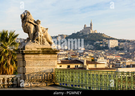 Il gruppo scultoreo 'World è dell' energia sulla spianata di Saint-Charles station a Marsiglia, in Francia, e la Cattedrale di Notre Dame de la Garde basilica sulla collina. Foto Stock