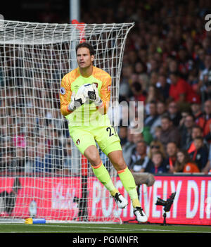 Asmir Begovic di Bournemouth durante il match di Premier League tra AFC Bournemouth e Everton presso la vitalità Stadium , Bournemouth , 25 agosto 2018 solo uso editoriale. No merchandising. Per le immagini di calcio FA e Premier League restrizioni si applicano inc. no internet/utilizzo mobile senza licenza FAPL - per i dettagli contatti Football Dataco Foto Stock