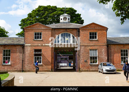 Maneggio e fattoria Center building in Heaton Park, Birmingham, Inghilterra. Foto Stock