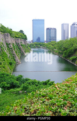 Giappone Osaka punto di riferimento storico architettonico del castello con edificio commerciale nel centro cittadino Foto Stock