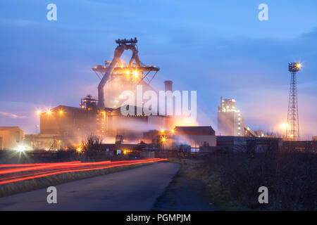 Notte tempo-shot di egli Redcar acciaierie altoforno nel 2015, prima della sua chiusura. Foto Stock