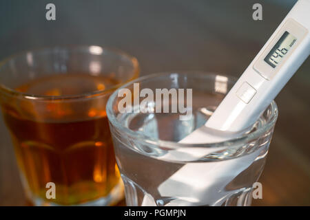 Rubinetto acqua potabile il controllo di qualità che mostra un alto livello di TDS solidi totali disciolti in acqua pura il vetro Foto Stock