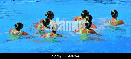 Budapest, Ungheria - Luglio 18, 2017. Nuoto sincronizzato squadra ucraina di eseguire una routine di sincronizzato di elaborare si muove nella finale del Team Technic Foto Stock