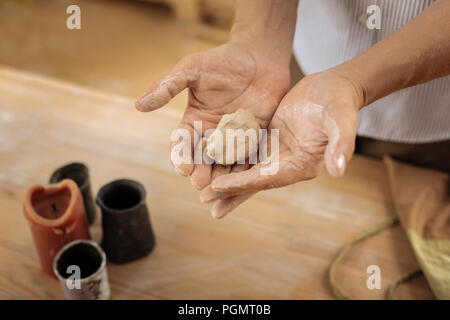 Azienda Handicraftsman preps per vaso futuro nelle sue mani Foto Stock