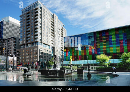 Montreal, Canada, 23 Agosto,2018. Fontana de 'La joute' da Québec scultore Jean-Paul Riopelle davanti al Palis des Congres.Credit:Mario Beauregard/ Foto Stock