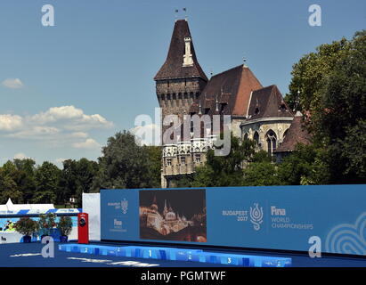 Budapest, Ungheria - Luglio 18, 2017. Luogo di fina di nuoto sincronizzato il Campionato Mondiale di Varosliget con Castello di Vajdahunyad in background. Foto Stock