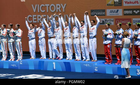 Budapest, Ungheria - Luglio 18, 2017. Il vincitore nuoto sincronizzato Team Russia alla cerimonia di vittoria del team tecnico. FINA di nuoto sincronizzato Mondo Foto Stock