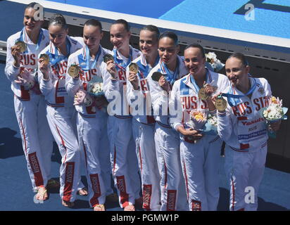 Budapest, Ungheria - Luglio 18, 2017. Il vincitore nuoto sincronizzato Team Russia alla cerimonia di vittoria del team tecnico. FINA di nuoto sincronizzato Mondo Foto Stock