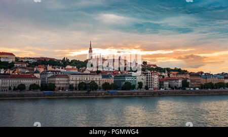 Tramonto sul lato Buda di Budapest Ungheria (il castello e il fiume) Foto Stock