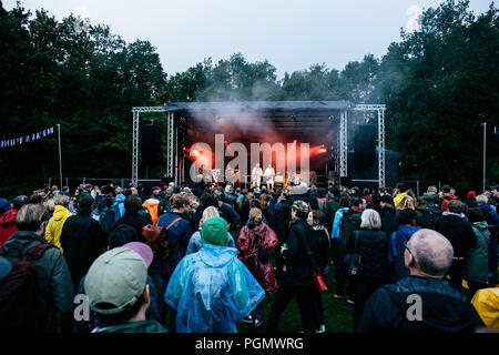 Danimarca, Albertslund - Agosto 25, 2018. Tuareg algerini desert rock Imarhan Quintetto esegue un concerto dal vivo durante la musica danese festival Festival Badesoen 2018 in Albertslund. (Gonzales foto - Malthe Ivarsson). Foto Stock