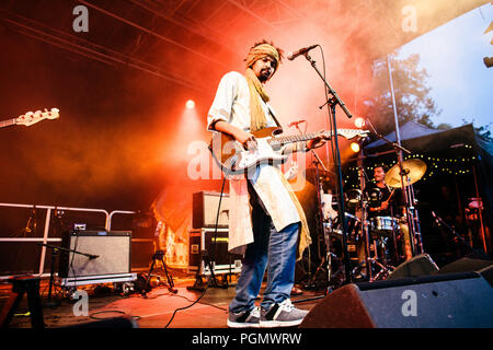 Danimarca, Albertslund - Agosto 25, 2018. Tuareg algerini desert rock Imarhan Quintetto esegue un concerto dal vivo durante la musica danese festival Festival Badesoen 2018 in Albertslund. (Gonzales foto - Malthe Ivarsson). Foto Stock