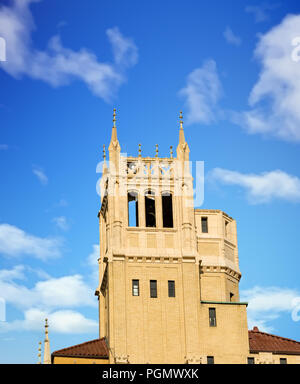 Una torre campanaria in Asheville, Carolina del Nord contro il bel cielo Foto Stock