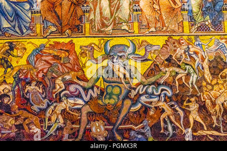 Diavolo Satana mangiare male divorante peccatori mosaico Bapistry Cupola di San Giovanni Duomo Chiesa Firenze Italia. Bapistry creato da 1050 a 1150, mosaico Foto Stock