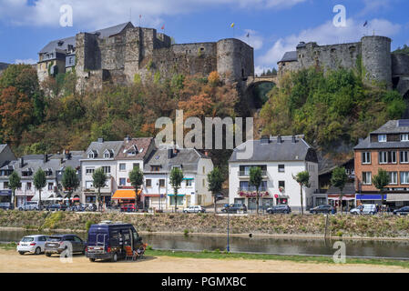 Camper / motorhome sul parcheggio lungo il fiume Semois con vista sul castello medioevale de Bouillon Castello, Lussemburgo, Ardenne belghe, Belgio Foto Stock