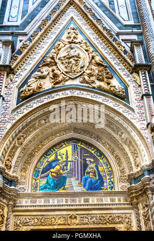 Annunciazione Gabriele Angelo Maria mosaico della facciata del Duomo Chiesa Cattedrale di Firenze. Finito di 1400s. Nome formale del Duomo di Santa Maria del Fiore. Foto Stock