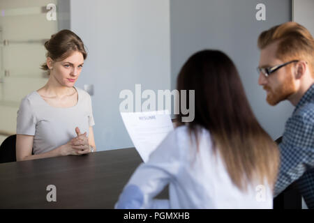 Preoccupato per il dipendente di sesso femminile in attesa durante il colloquio di lavoro Foto Stock