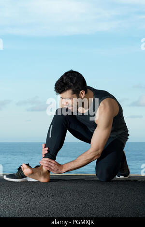 Atleta con la caviglia le lesioni muscolari spazio per il testo Foto Stock