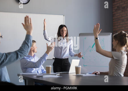 I dipendenti alzare le mani prendendo parte ad attività di team building Foto Stock