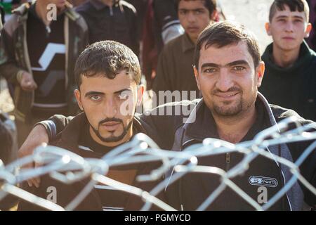 Un campo di rifugiati in Iraq, dove vivono persone fuggiti da ISIS. Le persone che vivono al camp. Foto Stock