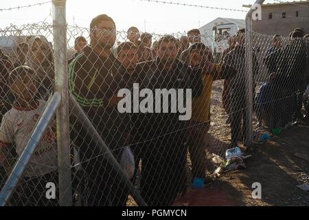 Un campo di rifugiati in Iraq, dove vivono persone fuggiti da ISIS. Le persone che vivono al camp. Foto Stock