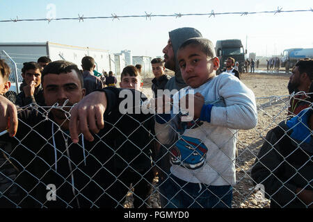 Un campo di rifugiati in Iraq, dove vivono persone fuggiti da ISIS. Le persone che vivono al camp. Foto Stock