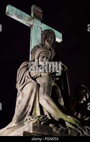 La statua del Compianto di Cristo sul Ponte Carlo a Praga Repubblica Ceca, Europa Foto Stock