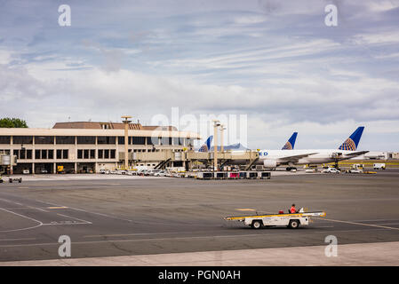 Honolulu, Hawaii / STATI UNITI D'America - 26 agosto 2018: Daniel K. Inouye Aeroporto Internazionale, conosciuto anche come Aeroporto Internazionale di Honolulu, è il principale aviat Foto Stock