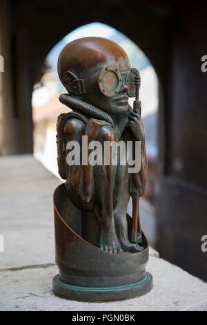 Hans Ruedi Giger 'nascita macchina Baby' opera al di fuori della Giger museum di Gruyères, Svizzera Foto Stock