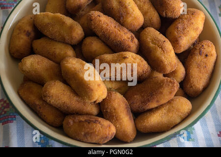 Piatto di crocchette fatte in casa Foto Stock