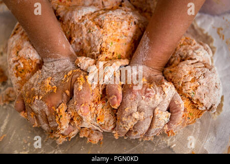 Le donne turche preparazione Tarhana. Tarhana turco è un zuppa di un fermentato e disidratato mix di farina, yogurt, cipolle, pomodori e pepe Foto Stock