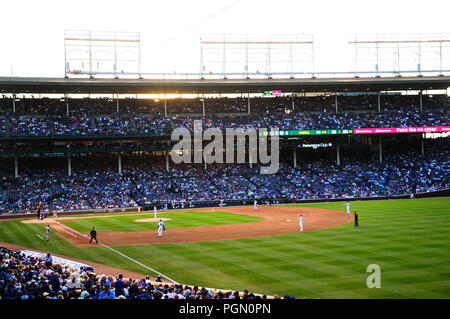 Chicago's MLB baseball stadio Wrigley Field è dove il Chicago Cubs giocare a baseball. Night game Cubs vs Cincinnati Reds. Foto Stock