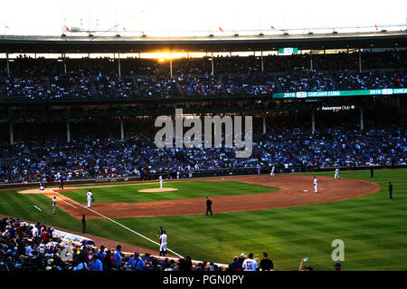 Chicago's MLB baseball stadio Wrigley Field è dove il Chicago Cubs giocare a baseball. Night game Cubs vs Cincinnati Reds. Foto Stock